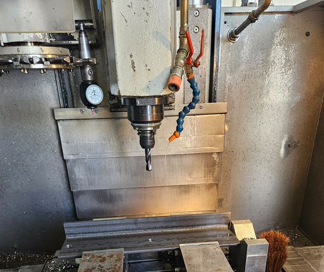 Bohrer in der Spindel über einem gespannten Winkelprofil