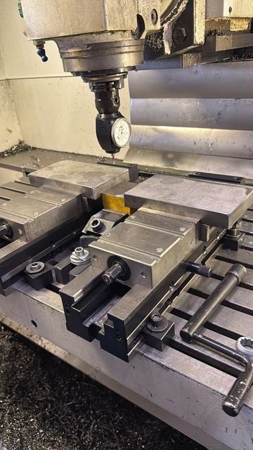 Einrichten der Fräsmaschine über zwei Schraubstöcken