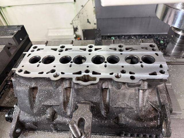 Zylinderkopf auf der CNC-Fräsmaschine, Dichtfläche frisch plangefräst